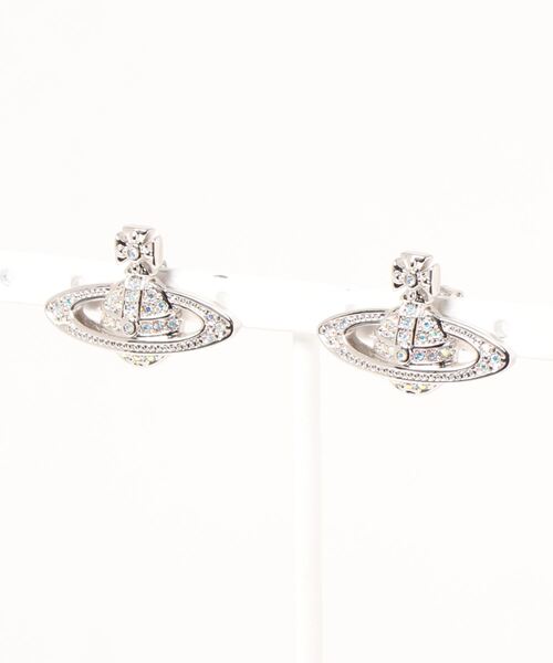Vivienne Westwood（ヴィヴィアンウエストウッド）の「MINI BAS RELIEF EARRINGS（ピアス（両耳用）・レディース・シルバー/ゴールド系その他/ブラック/ピンクゴールド/パープル/ゴールド系その他2/シルバー系その他/イエロー/ゴールド/シルバー系2/PINK/シルバー×ブルー/シルバー系その他3/ピンク系その他・FREE）」の8枚目の写真