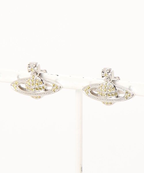 Vivienne Westwood（ヴィヴィアンウエストウッド）の「MINI BAS RELIEF EARRINGS（ピアス（両耳用）・レディース・シルバー/ゴールド系その他/ブラック/ピンクゴールド/パープル/ゴールド系その他2/シルバー系その他/イエロー/ゴールド/シルバー系2/PINK/シルバー×ブルー/シルバー系その他3/ピンク系その他・FREE）」の4枚目の写真