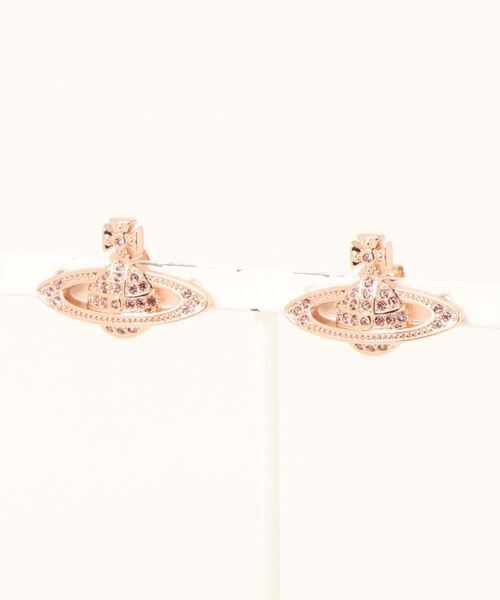 Vivienne Westwood（ヴィヴィアンウエストウッド）の「MINI BAS RELIEF EARRINGS（ピアス（両耳用）・レディース・シルバー/ゴールド系その他/ブラック/ピンクゴールド/パープル/ゴールド系その他2/シルバー系その他/イエロー/ゴールド/シルバー系2/PINK/シルバー×ブルー/シルバー系その他3/ピンク系その他・FREE）」の6枚目の写真