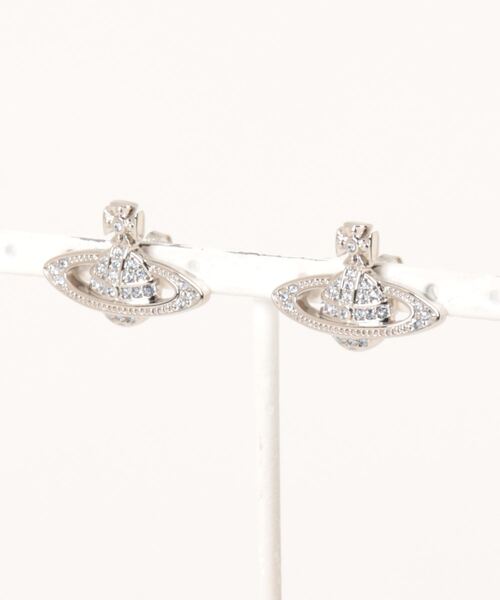 Vivienne Westwood（ヴィヴィアンウエストウッド）の「MINI BAS RELIEF EARRINGS（ピアス（両耳用）・レディース・シルバー/ゴールド系その他/ブラック/ピンクゴールド/パープル/ゴールド系その他2/シルバー系その他/イエロー/ゴールド/シルバー系2/PINK/シルバー×ブルー/シルバー系その他3/ピンク系その他・FREE）」の9枚目の写真