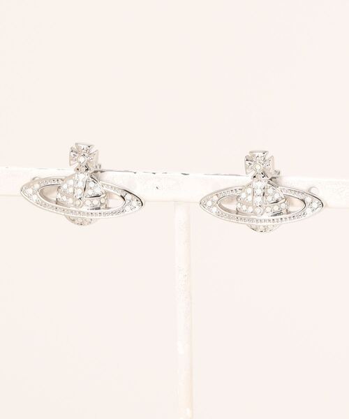 Vivienne Westwood（ヴィヴィアンウエストウッド）の「MINI BAS RELIEF EARRINGS（ピアス（両耳用）・レディース・シルバー/ゴールド系その他/ブラック/ピンクゴールド/パープル/ゴールド系その他2/シルバー系その他/イエロー/ゴールド/シルバー系2/PINK/シルバー×ブルー/シルバー系その他3/ピンク系その他・FREE）」の10枚目の写真