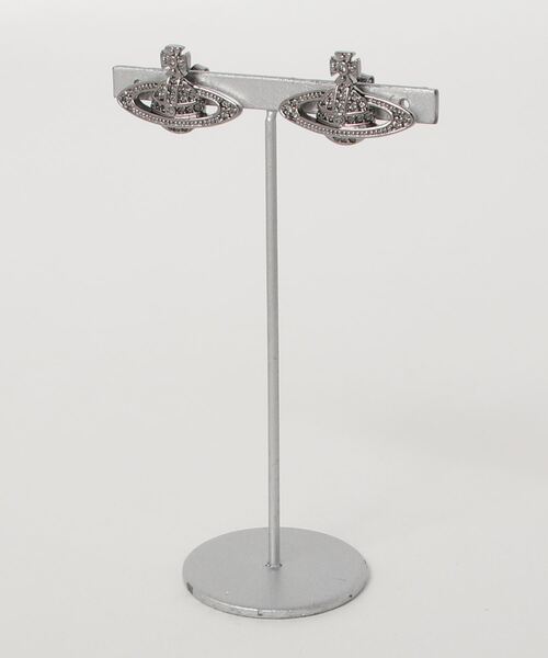 Vivienne Westwood（ヴィヴィアンウエストウッド）の「MINI BAS RELIEF EARRINGS（ピアス（両耳用）・レディース・シルバー/ゴールド系その他/ブラック/ピンクゴールド/パープル/ゴールド系その他2/シルバー系その他/イエロー/ゴールド/シルバー系2/PINK/シルバー×ブルー/シルバー系その他3/ピンク系その他・FREE）」の2枚目の写真