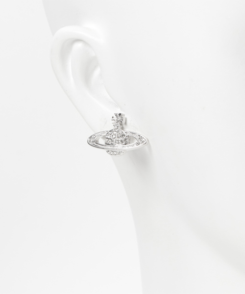 Vivienne Westwood（ヴィヴィアンウエストウッド）の「MINI BAS RELIEF EARRINGS（ピアス（両耳用）・レディース・シルバー/ゴールド系その他/ブラック/ピンクゴールド/パープル/ゴールド系その他2/シルバー系その他/イエロー/ゴールド/シルバー系2/PINK/シルバー×ブルー/シルバー系その他3/ピンク系その他・FREE）」の16枚目の写真