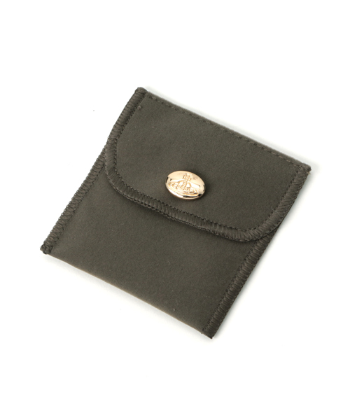 Vivienne Westwood（ヴィヴィアンウエストウッド）の「MINI BAS RELIEF EARRINGS（ピアス（両耳用）・レディース・シルバー/ゴールド系その他/ブラック/ピンクゴールド/パープル/ゴールド系その他2/シルバー系その他/イエロー/ゴールド/シルバー系2/PINK/シルバー×ブルー/シルバー系その他3/ピンク系その他・FREE）」の15枚目の写真