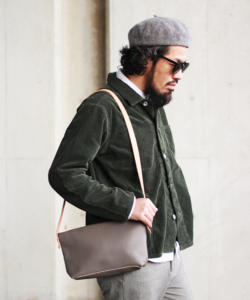 NATAL DESIGN(ネイタルデザイン)の「【ネイタルデザイン】NATAL DESIGN X THE SUPERIOR LABOR LEATHER POUCH / シュペリオルレイバー レザーポーチ(ショルダーバッグ・メンズ・ブラック/グレー/カーキ・FREE)」の3枚目の写真