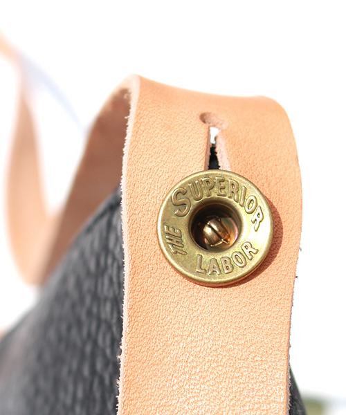 NATAL DESIGN（ネイタルデザイン）の「【ネイタルデザイン】NATAL DESIGN X THE SUPERIOR LABOR LEATHER POUCH / シュペリオルレイバー レザーポーチ（ショルダーバッグ・メンズ・ブラック・FREE）」の2枚目の写真