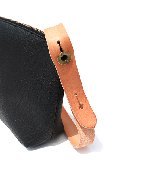 NATAL DESIGN（ネイタルデザイン）の「【ネイタルデザイン】NATAL DESIGN X THE SUPERIOR LABOR LEATHER POUCH / シュペリオルレイバー レザーポーチ（ショルダーバッグ・メンズ・ブラック・FREE）」の4枚目の写真