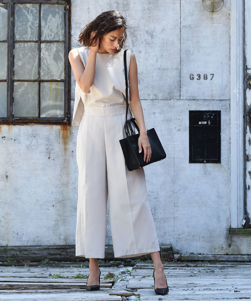 amorous insense（アモラスインセンス）の「センタープレスオールインワン（つなぎ/オールインワン・レディース・ブラック/ベージュ・MEDIUM）」の2枚目の写真