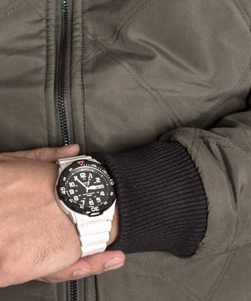 CASIO(カシオ)の「【60】【CASIO(カシオ)】ダイバーアナログ 腕時計(アナログ腕時計・メンズ・ブラック/レッド/オレンジ/ホワイト系その他/ブルー/ブラック系その他/ホワイト/ネイビー/ライトグリーン/ブラック系その他2/ホワイト系その他2/アーミー/ブラウン/イエロー系その他/イエロー/カーキ/ブルー系その他/ブラック系その他3・FREE)」の2枚目の写真
