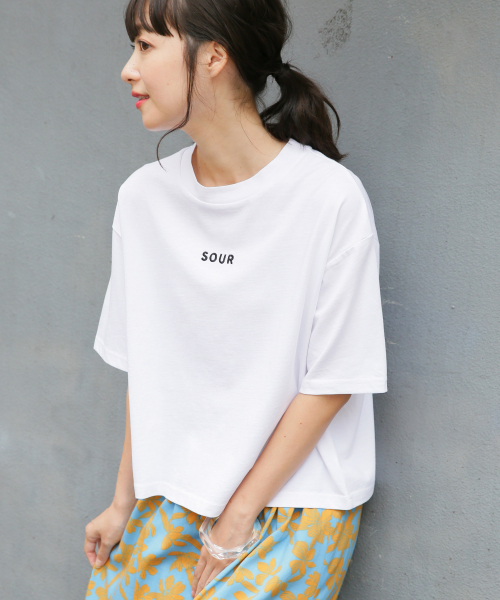 LOWRYS FARM（ローリーズファーム）の「チビロゴＴＥＥ　837987（Tシャツ/カットソー・レディース・ブラック/ベージュ/オフホワイト/パープル・FREE）」の2枚目の写真