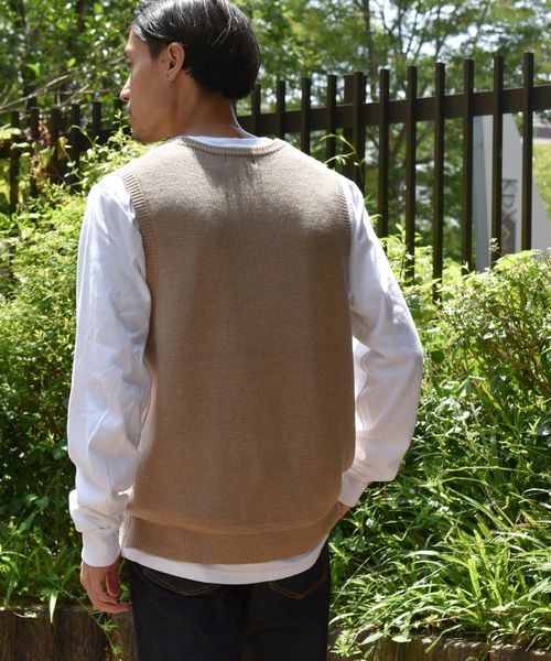 SHIPS（シップス）の「SC: WOOLMARK マシンウォッシュ対応 畔編み クルーネック ニット ベスト（ベスト・メンズ・オリーブ/ネイビー/ベージュ・LARGE/SMALL/X-LARGE/MEDIUM）」の4枚目の写真