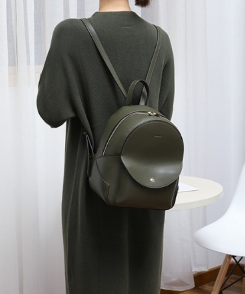 Ungrid（アングリッド）の「【Ungrid/アングリッド】　スムースシンプルリュック（バックパック/リュック・レディース・ブラック/アイボリー/キャメル/ダークブラウン/ワイン/カーキ/ベージュ系その他/ベージュ/オリーブ/レッド/スモークピンク/ダークベージュ/ブルー系その他・FREE）」の8枚目の写真