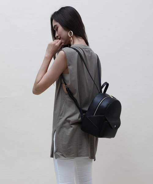 Ungrid（アングリッド）の「【Ungrid/アングリッド】　スムースシンプルリュック（バックパック/リュック・レディース・ブラック/アイボリー/キャメル/ダークブラウン/ワイン/カーキ/ベージュ系その他/ベージュ/オリーブ/レッド/スモークピンク/ダークベージュ/ブルー系その他・FREE）」の14枚目の写真