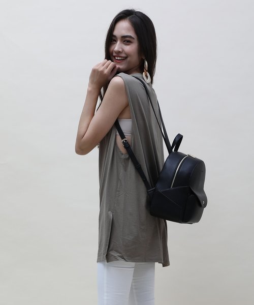 Ungrid（アングリッド）の「【Ungrid/アングリッド】　スムースシンプルリュック（バックパック/リュック・レディース・ブラック/アイボリー/キャメル/ダークブラウン/ワイン/カーキ/ベージュ系その他/ベージュ/オリーブ/レッド/スモークピンク/ダークベージュ/ブルー系その他・FREE）」の16枚目の写真