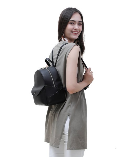 Ungrid（アングリッド）の「【Ungrid/アングリッド】　スムースシンプルリュック（バックパック/リュック・レディース・ブラック/アイボリー/キャメル/ダークブラウン/ワイン/カーキ/ベージュ系その他/ベージュ/オリーブ/レッド/スモークピンク/ダークベージュ/ブルー系その他・FREE）」の19枚目の写真