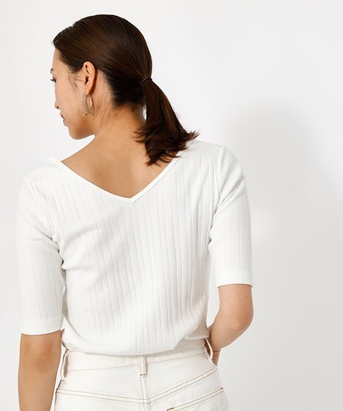 AZUL by moussy（アズールバイマウジー）の「2WAY RIB CUT TOPS/2WAYリブカットトップス【MOOK52掲載 90455】（Tシャツ/カットソー・レディース・ライトパープル/ブラック/ホワイト系その他/オフホワイト/ライトカーキ・LARGE/SMALL/MEDIUM）」の6枚目の写真