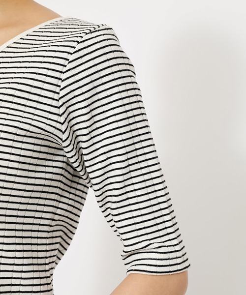 AZUL by moussy（アズールバイマウジー）の「2WAY RIB CUT TOPS/2WAYリブカットトップス【MOOK52掲載 90455】（Tシャツ/カットソー・レディース・ライトパープル/ブラック/ホワイト系その他/オフホワイト/ライトカーキ・LARGE/SMALL/MEDIUM）」の20枚目の写真