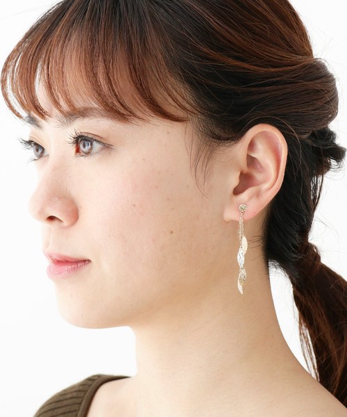 COCOSHNIK(ココシュニック)の「K10テクスチャープレート マーキース フリンジ スタッドピアス(ピアス(両耳用)・レディース・ホワイト系その他7・00)」の7枚目の写真