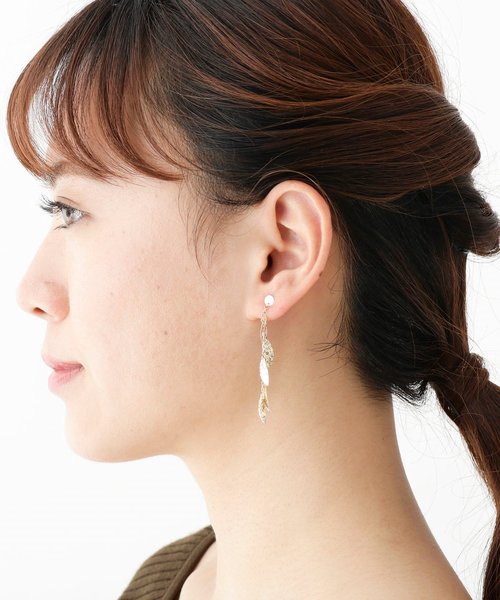 COCOSHNIK(ココシュニック)の「K10テクスチャープレート マーキース フリンジ スタッドピアス(ピアス(両耳用)・レディース・ホワイト系その他7・00)」の8枚目の写真