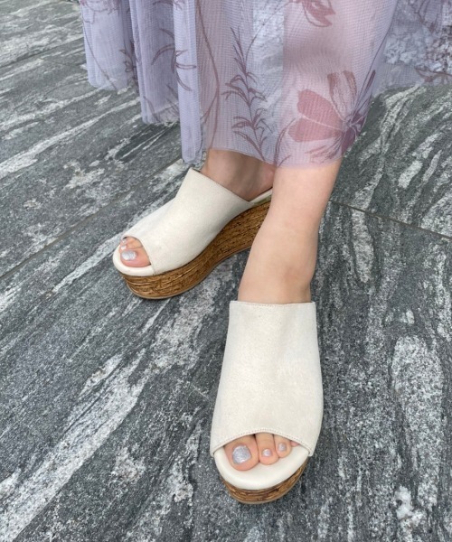 REDYAZEL(レディアゼル)の「ウェッジスエードサンダル(サンダル・レディース・ブラック/ベージュ/キャメル・SMALL/MEDIUM/LARGE)」の3枚目の写真