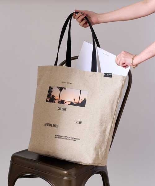 COLONY 2139（コロニートゥーワンスリーナイン）の「麻混プリントトートバッグ/マチ付きA4収納可能トート（トートバッグ・レディース・ベージュ/ライトベージュ/ベージュ系その他/ベージュ系その他2/ベージュ系その他3・FREE）」の4枚目の写真