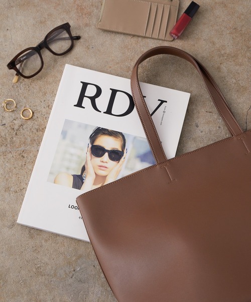 SALON adam et rope'（サロン アダム エ ロペ）の「[ご好評につき追加決定！軽量・大容量・A4対応]フェイクレザートートバッグ（トートバッグ・レディース・オフホワイト/ブラック/ダークブラウン/サックスブルー・FREE）」の3枚目の写真