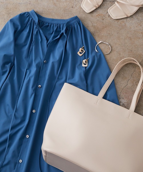 SALON adam et rope'（サロン アダム エ ロペ）の「[ご好評につき追加決定！軽量・大容量・A4対応]フェイクレザートートバッグ（トートバッグ・レディース・オフホワイト/ブラック/ダークブラウン/サックスブルー・FREE）」の2枚目の写真