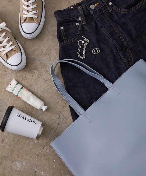 SALON adam et rope'（サロン アダム エ ロペ）の「[ご好評につき追加決定！軽量・大容量・A4対応]フェイクレザートートバッグ（トートバッグ・レディース・オフホワイト/ブラック/ダークブラウン/サックスブルー・FREE）」の4枚目の写真