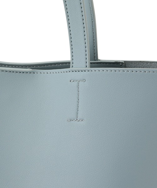 SALON adam et rope'（サロン アダム エ ロペ）の「[ご好評につき追加決定！軽量・大容量・A4対応]フェイクレザートートバッグ（トートバッグ・レディース・オフホワイト/ブラック/ダークブラウン/サックスブルー・FREE）」の8枚目の写真