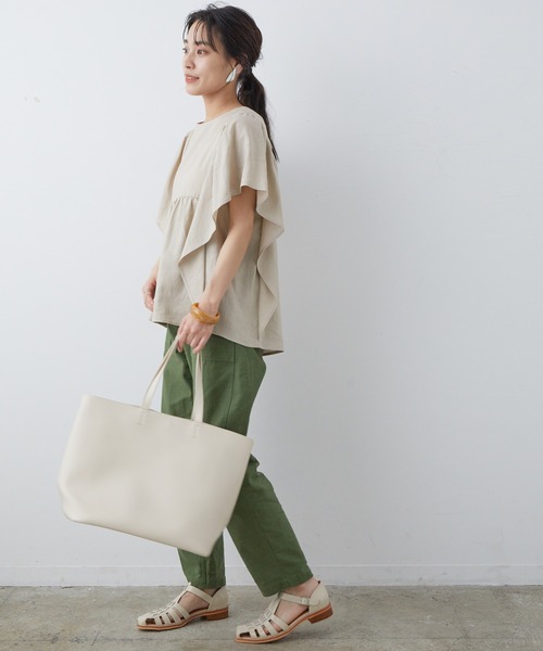 SALON adam et rope'（サロン アダム エ ロペ）の「[ご好評につき追加決定！軽量・大容量・A4対応]フェイクレザートートバッグ（トートバッグ・レディース・オフホワイト/ブラック/ダークブラウン/サックスブルー・FREE）」の11枚目の写真