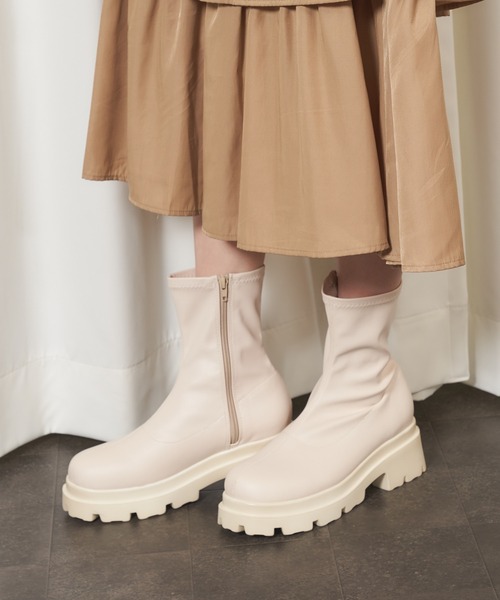 MIIA（ミーア）の「厚底ショートブーツ（ブーツ・レディース・オフホワイト/ブラック・MEDIUM/LARGE）」の2枚目の写真