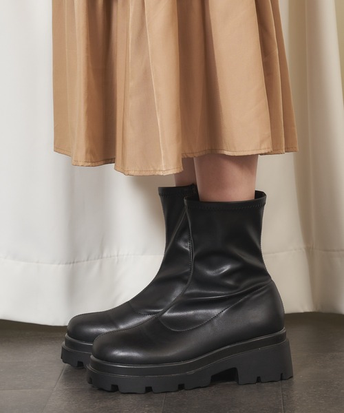 MIIA（ミーア）の「厚底ショートブーツ（ブーツ・レディース・オフホワイト/ブラック・MEDIUM/LARGE）」の3枚目の写真