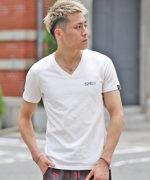 SOMEDIFF(サムディフ)の「【SOMEDIFF】SMDFラインストーンタイトシルエットVネック半袖Tシャツ(Tシャツ/カットソー・メンズ・ホワイト/ブラック/ホワイト×ブルー/ブラック×ゴールド・M/L/XL/XXL)」の1枚目の写真