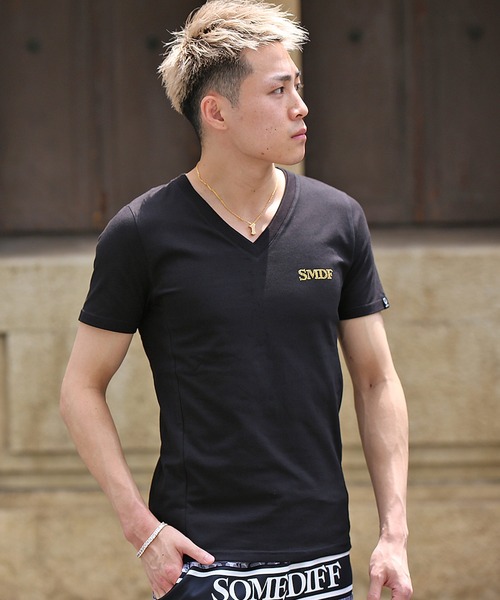 SOMEDIFF(サムディフ)の「【SOMEDIFF】SMDFラインストーンタイトシルエットVネック半袖Tシャツ(Tシャツ/カットソー・メンズ・ホワイト/ブラック/ホワイト×ブルー/ブラック×ゴールド・M/L/XL/XXL)」の3枚目の写真