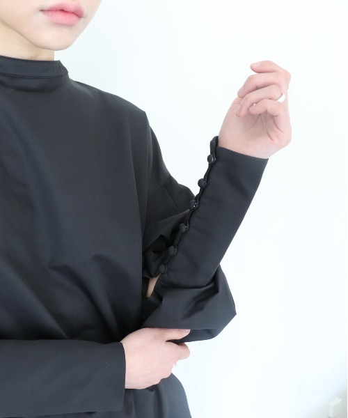 ZOZOMARKET（ゾゾマーケット）の「【nao×ZOZO】しっとり生地のバルーンスリーブロングカフスブラウス（シャツ/ブラウス・レディース・ホワイト/ブラック/グレイッシュベージュ・FREE）」の4枚目の写真