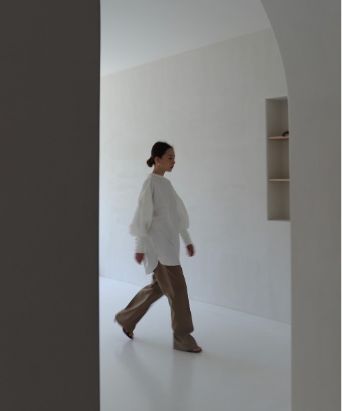 ZOZOMARKET（ゾゾマーケット）の「【nao×ZOZO】しっとり生地のバルーンスリーブロングカフスブラウス（シャツ/ブラウス・レディース・ホワイト/ブラック/グレイッシュベージュ・FREE）」の22枚目の写真