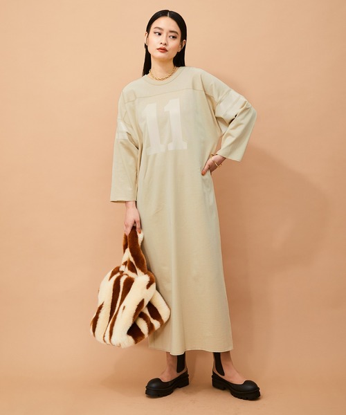 ADAM ET ROPE'(アダムエロペ)の「2WAY ナンバリングワンピース(ワンピース・レディース・スミクロ/ベージュ系その他・FREE)」の3枚目の写真