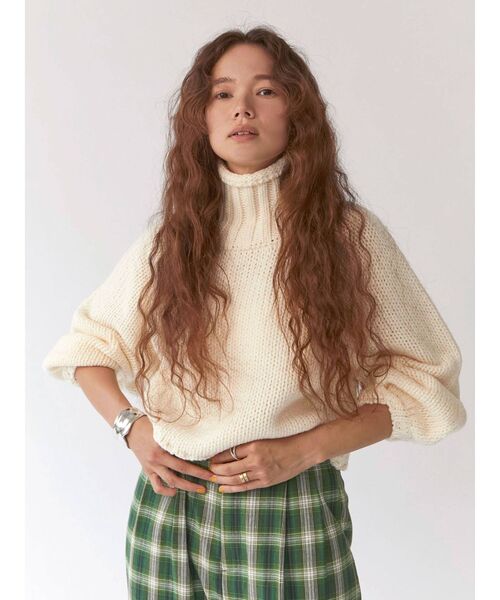 Ungrid(アングリッド)の「ローゲージハイネックショートニット(ニット/セーター・レディース・チャコールグレー/オレンジ/アイボリー・FREE)」の2枚目の写真