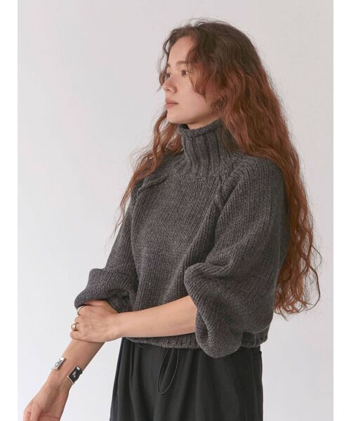 Ungrid(アングリッド)の「ローゲージハイネックショートニット(ニット/セーター・レディース・チャコールグレー/オレンジ/アイボリー・FREE)」の22枚目の写真