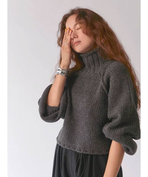 Ungrid(アングリッド)の「ローゲージハイネックショートニット(ニット/セーター・レディース・チャコールグレー/オレンジ/アイボリー・FREE)」の4枚目の写真