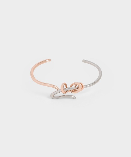 CHARLES & KEITH(チャールズ & キース)の「ツートーンスカルプチャー カフブレスレット / Two-Tone Sculptural Cuff Bracelet(ブレスレット・レディース・マルチ/ゴールド系その他・FREE)」の2枚目の写真