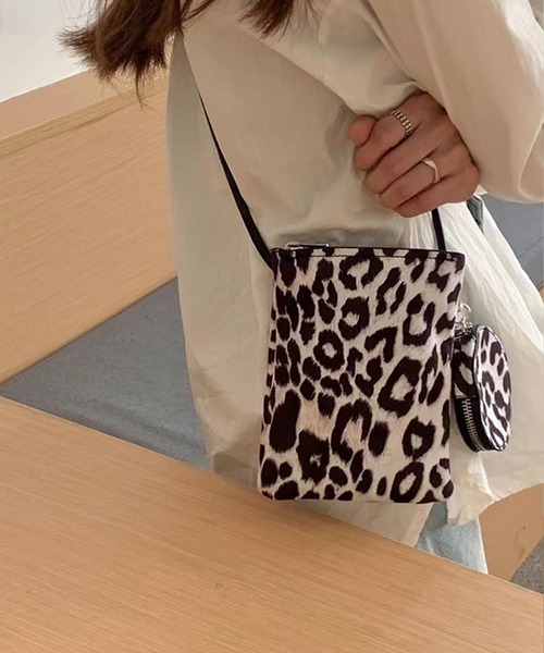 me+em select(ミームセレクト)の「【 ゼブラ / レオパード 】まるポーチ付きスクエアショルダーバッグ(ショルダーバッグ・レディース・ブラック/グレー/ブラウン/ブラック系/ブラウン系・FREE)」の6枚目の写真