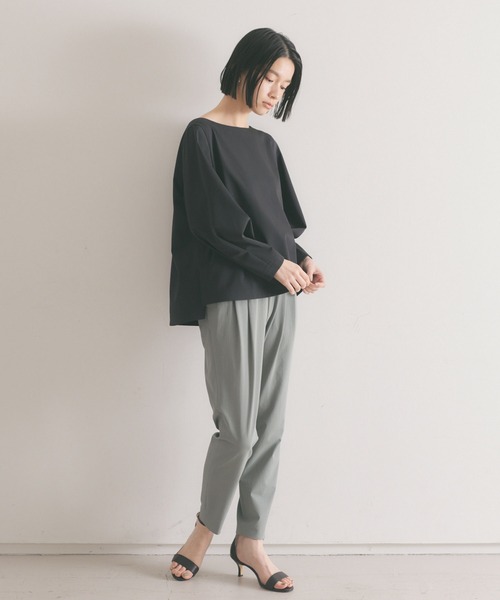 qualite（カリテ）の「2WAYストレッチタックパンツ（スラックス・レディース・オフホワイト/ブラック/カーキ/モカ/スモークピンク・32/40/34/38/36）」の6枚目の写真