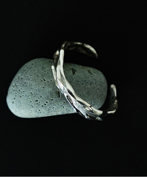 LAPUIS（ラピュイ）の「LAPUIS(ラピュイ)Nuanceバングル（バングル/リストバンド・レディース・シルバー・FREE）」の4枚目の写真