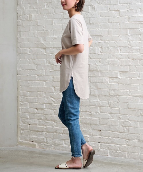 RANAN(ラナン)の「〈Beautiful Cotton 綿100%〉UVカット/接触冷感 ラウンドヘムチュニック(Tシャツ/カットソー・レディース・ブラック/ライトグレー/ネイビー/オフホワイト/グリーン/ダークブルー/イエロー/パープル/チャコール・LL/M/L/3L)」の11枚目の写真