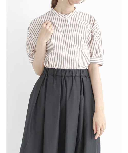 Te chichi（テチチ）の「パール釦バンドカラーシャツ（シャツ/ブラウス・レディース・ブラック/ベージュ/オフホワイト/チャコール・ﾌﾘ-）」の4枚目の写真