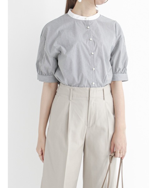 Te chichi（テチチ）の「パール釦バンドカラーシャツ（シャツ/ブラウス・レディース・ブラック/ベージュ/オフホワイト/チャコール・ﾌﾘ-）」の3枚目の写真