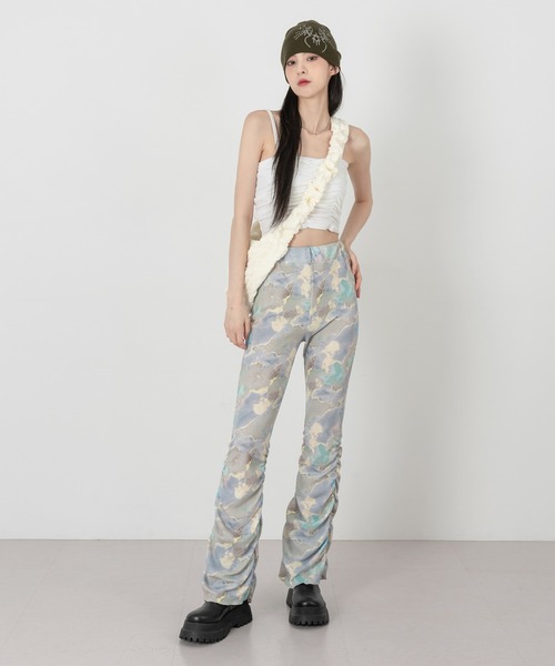 FOLLOWIN（フォロウィン）の「エンボス加工ストリングシャーリンクロスバッグ（ショルダーバッグ・レディース・アイボリー/ブラック・ONE SIZE）」の3枚目の写真