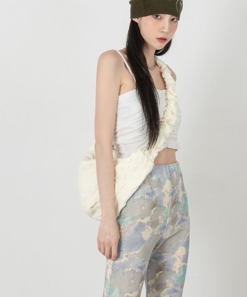 FOLLOWIN（フォロウィン）の「エンボス加工ストリングシャーリンクロスバッグ（ショルダーバッグ・レディース・アイボリー/ブラック・ONE SIZE）」の4枚目の写真