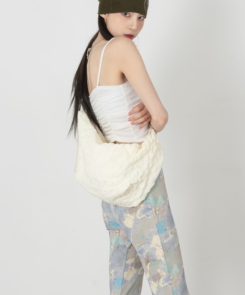 FOLLOWIN（フォロウィン）の「エンボス加工ストリングシャーリンクロスバッグ（ショルダーバッグ・レディース・アイボリー/ブラック・ONE SIZE）」の5枚目の写真